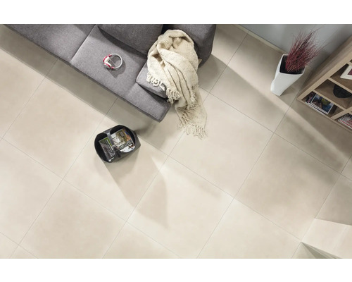 Vloertegels in een woonkamer met bank en decoratie