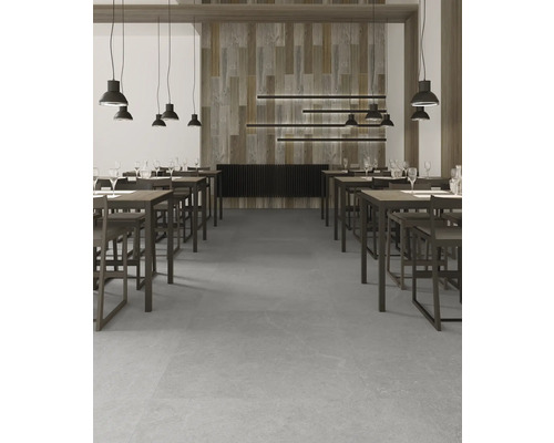 Gastenkamer met tafels, stoelen, verlichting en vloertegels