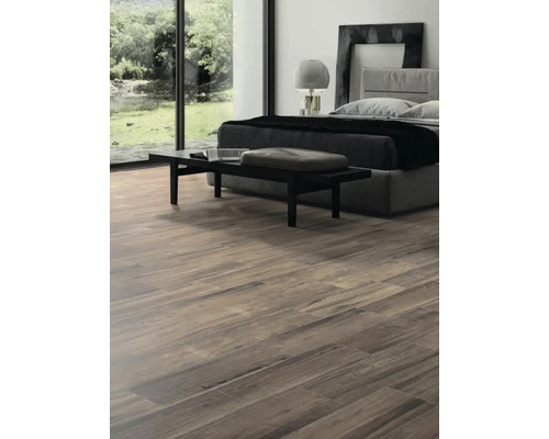 Lichte slaapkamer met houtlook tegels