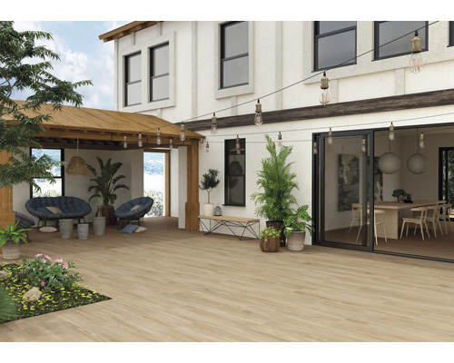 Buitenruimte met houten terras, zitplaatsen en verlichting