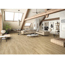 Lichte woonkamer met schuine daken, houten balken en vloertegels in houtlook.