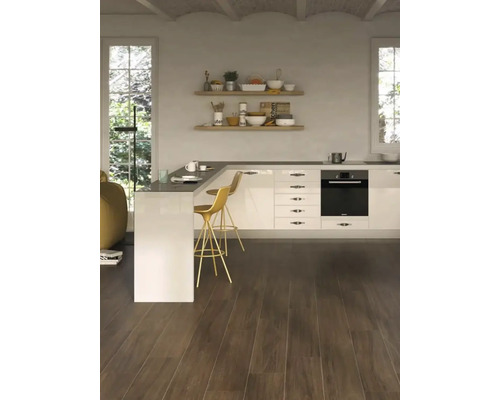 Lichte keuken met houten vloer, keukenblok, barkrukken en planken