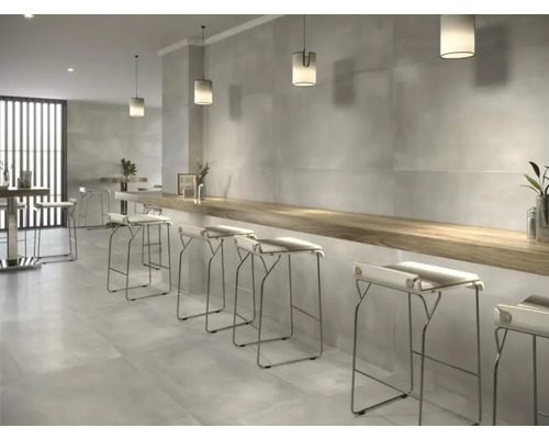 Lichte ruimte met vloertegels, wandtegels, bar en barkrukken