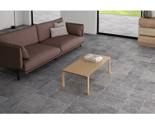 Interieur met bank, salontafel en vloertegels