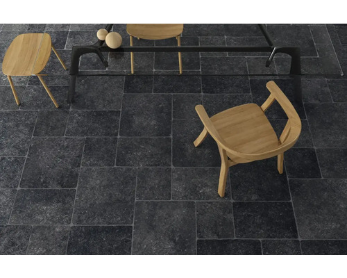 Interieur met natuurstenen vloer en houten zitmeubelen