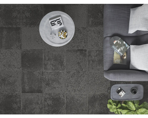 Bovenaanzicht: Woonkamer met vloertegels, bank, tafel en decoratie