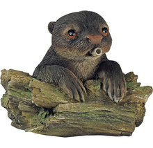 Decoratief otterfiguur op boomstam voor de tuin