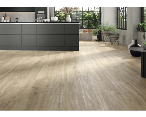 Lichte houten vloertegels in een keuken met moderne keukenmeubels en planten.