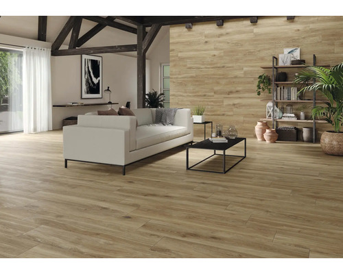 Lichte woonkamer met houtlook vloertegels, bank en rekken