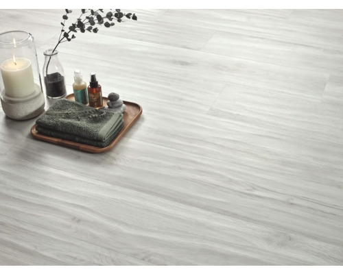 Lichte vloer met houtlook en decoratie