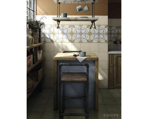 Keukenscène met betegelde wanden met patroon, houten tafel en plank