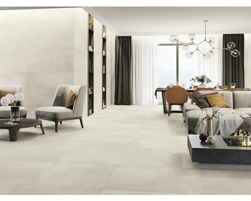 Lichte woonkamer met vloertegels, zitmeubels en eettafel