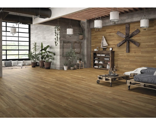 Lichte woonkamer met houten vloer, betonnen trap en planten