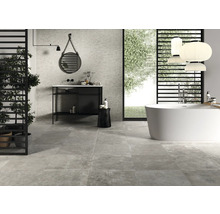 Moderne badkamer met ligbad, wastafel en grijze tegels
