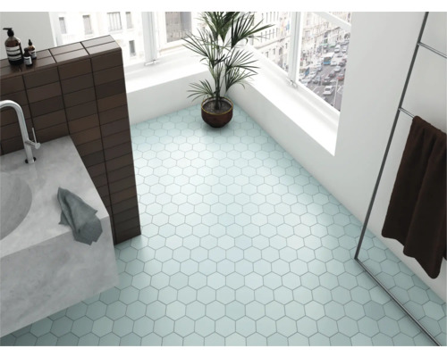 Badkamer met zeshoekige vloertegels, wastafel en handdoekrek