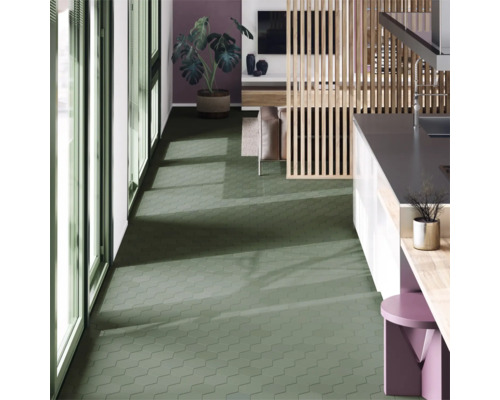 Modern interieur met groene vloertegels, lichte keuken en kamerplant