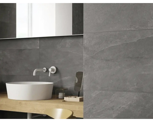 Moderne badkamer met grijze tegels, opzetwastafel en spiegel