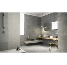 Moderne badkamer met grijze tegels op de muren en vloer, wastafelmeubel met twee wastafels en douche.
