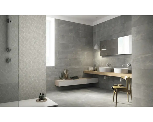 Moderne badkamer met grijze tegels op de muren en vloer, wastafelmeubel met twee wastafels en douche.