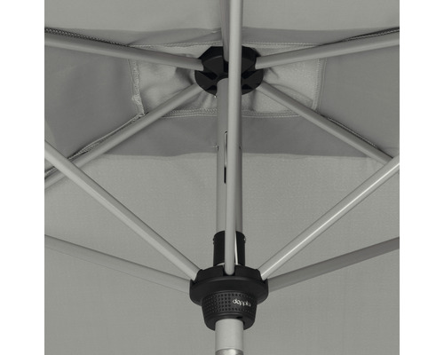 Binnenaanzicht van een parasol met baleinen en mast