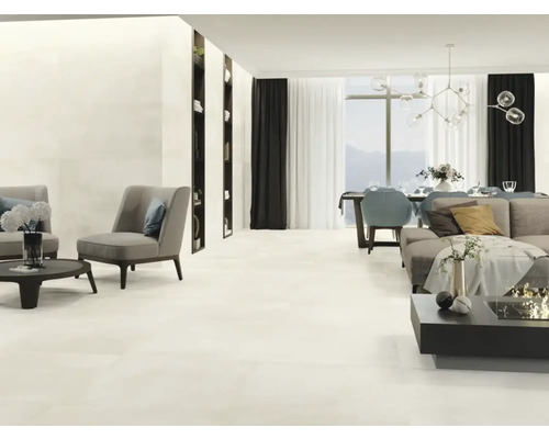 Lichte woonkamer met vloertegels, fauteuils, rekken, eettafel en bank