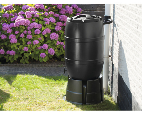 Regenton van kunststof met voet in de tuin