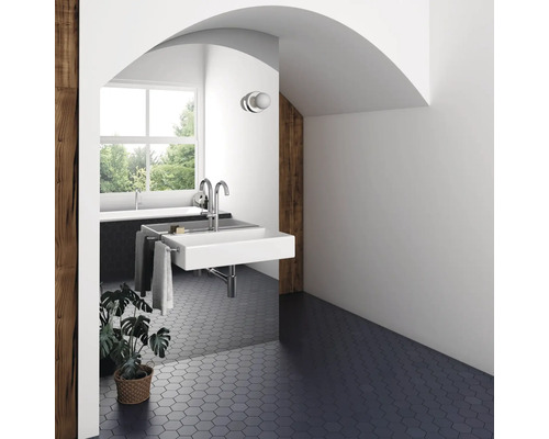 Badkamer met wastafel, armaturen, spiegel en hexagonale vloertegels.