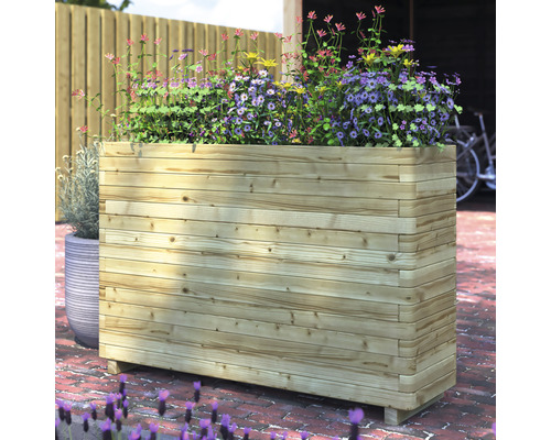 Houten plantenbak met bloemen in de tuin