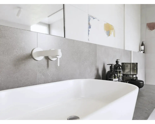 Moderne badkamer met wastafel, kraan en grijze tegels