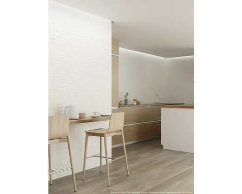 Licht interieur met structuurbehang, houten vloer en keukengedeelte