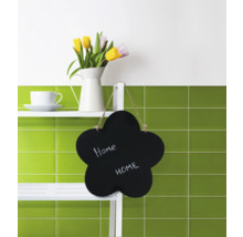 Decoratief bloembord met het woord Thuis in een interieur