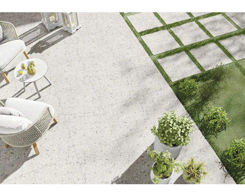 Terras met vloertegels, tuinmeubilair en planten