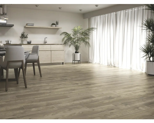 Lichte ruimte met houten vloertegels, eettafel en kitchenette