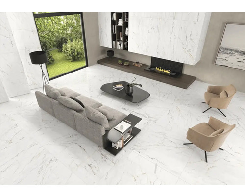 Lichte woonkamer met marmeren tegels, bank, fauteuils en open haard