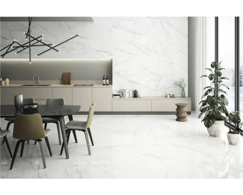 Lichte eetkamer met marmeren vloer, eettafel en minimalistische verlichting