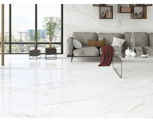 Lichte woonkamer met bank en vloertegels in marmerlook