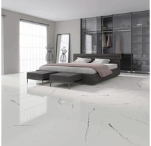 Moderne slaapkamer met bed, kasten en witte marmeren vloer