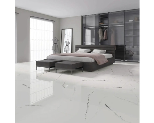 Moderne slaapkamer met bed, kasten en witte marmeren vloer