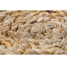Close-up van een gevlochten onderzetter van natuurlijke vezels.