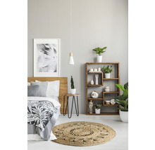 Slaapkamer met bed, houten bedframe, nachtkastje, boekenkast en rond vloerkleed