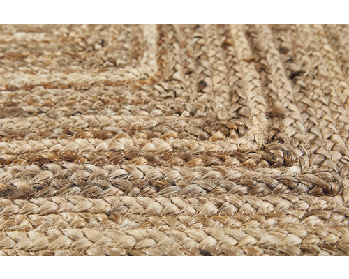 Close-up van een gevlochten vloerkleed van natuurlijke vezels.