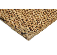 Detailopname van een gevlochten vloerkleed van natuurlijke vezels