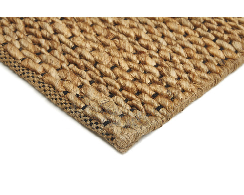 Detailopname van een gevlochten vloerkleed van natuurlijke vezels