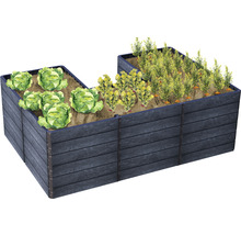 Houten plantenbak beplant met groenten