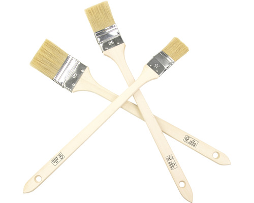 Drie platte penselen met houten handvat en natuurlijke haren gekruist