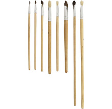 Set van negen penselen met houten handvatten.