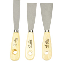 Drie plamuurmessen met houten handvat en metalen blad