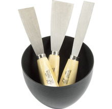 Drie plamuurmessen met houten handvat in een kom