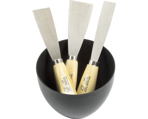 Drie plamuurmessen met houten handvat in een kom