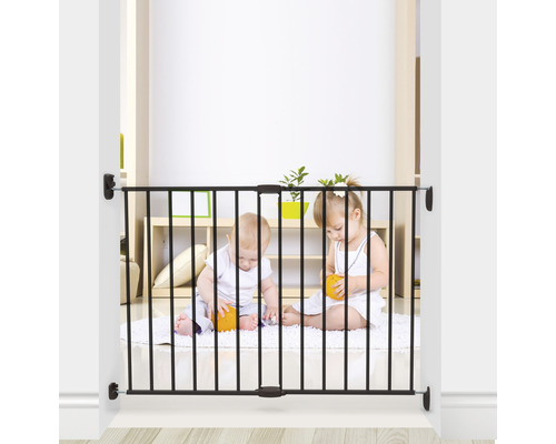 Veiligheidshekje in deurkozijn met twee spelende kinderen